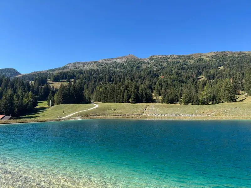 Der türkisfarbene Speichersee am Globi-Wanderweg