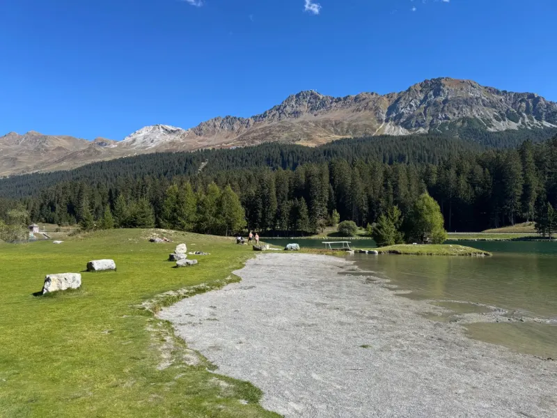 Lawn and gravel beach at the Lake Heidsee lido