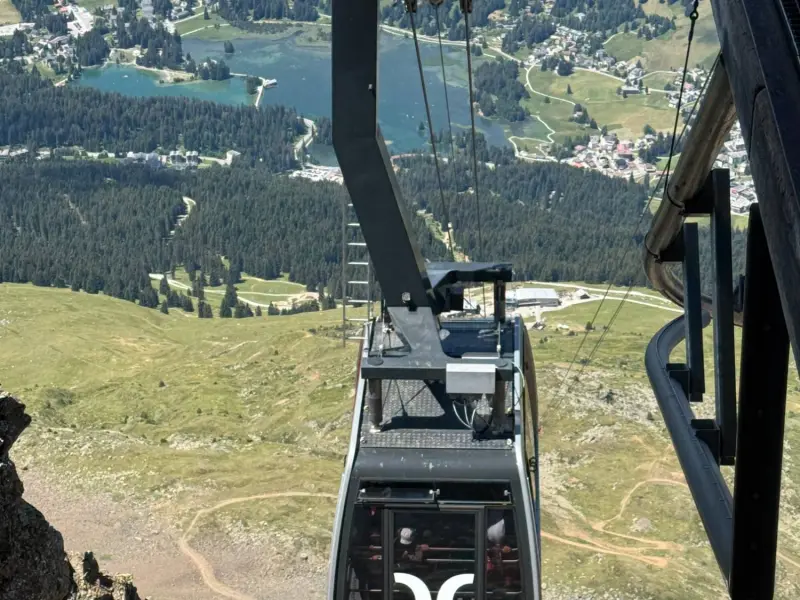 The Rothorn cable car high above Lake Heidsee
